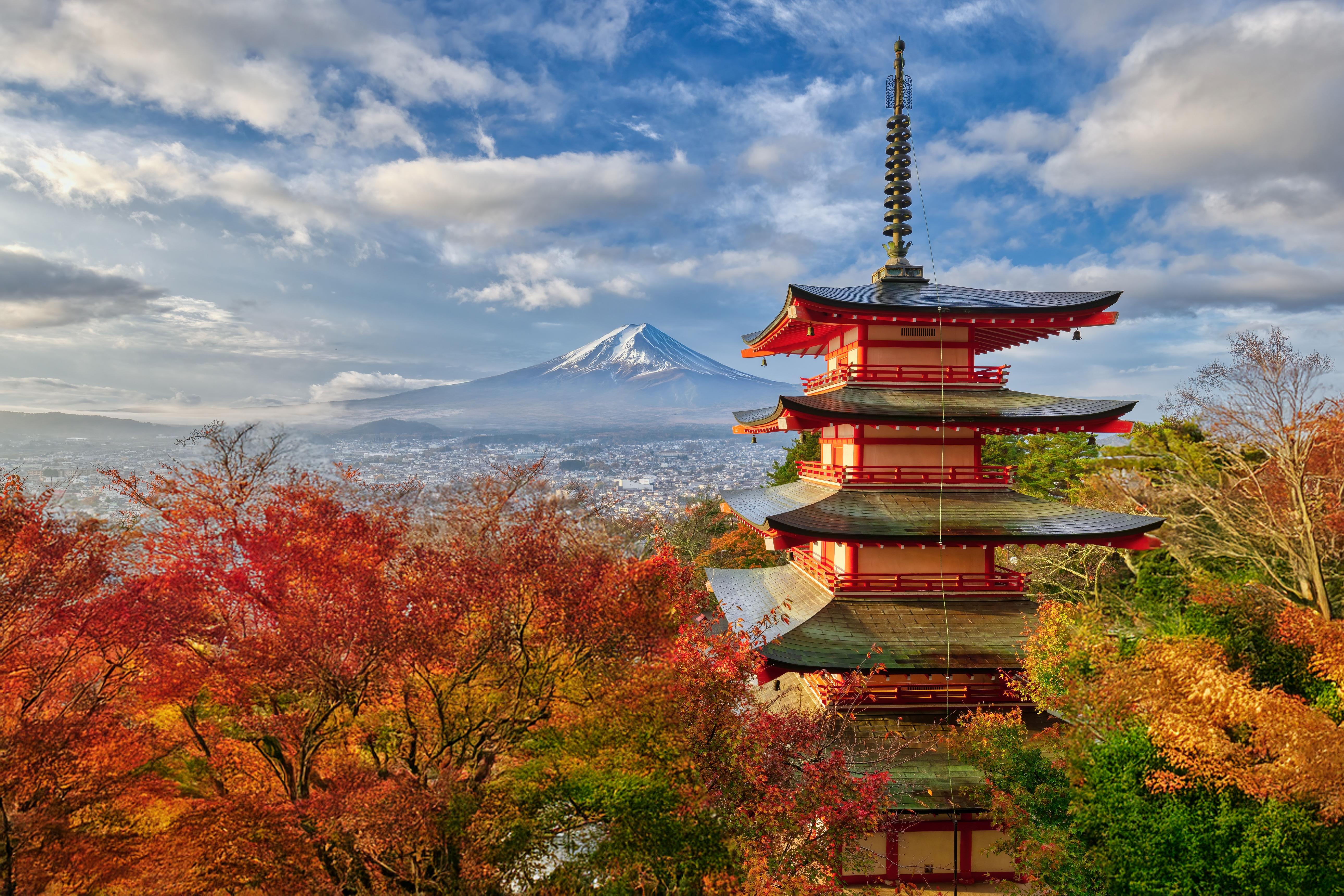 新倉山浅間公園・忠霊塔｜富士山を望む日本を代表する絶景
